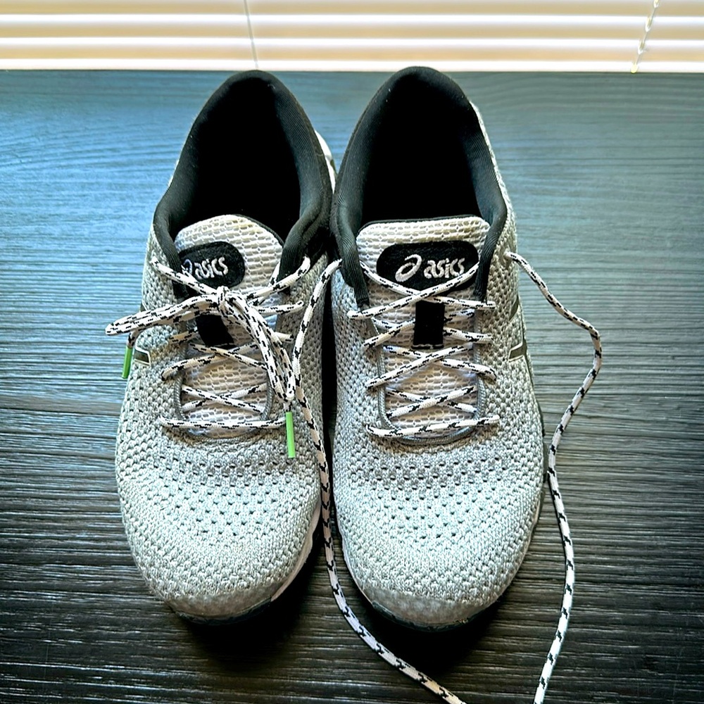 ASICS size 7 running shoes in excellent condition.